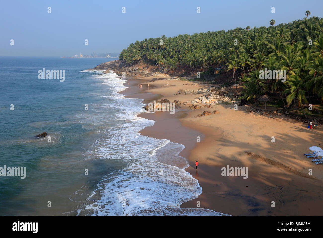 Playa de arena al sur de Vizhnijam, Malabarian costa Malabar, el estado de Kerala, India, Asia Foto de stock