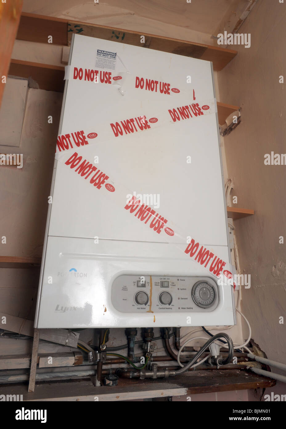 Condenó la unidad de caldera a gas con 'No utilizar'Cinta de advertencia sobre ella,UK Foto de stock