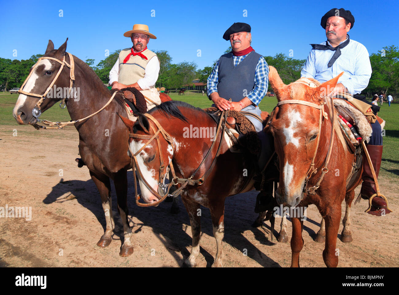 Paisanos gauchos (moderno) con caballos en San Antonio de Areco fiesta