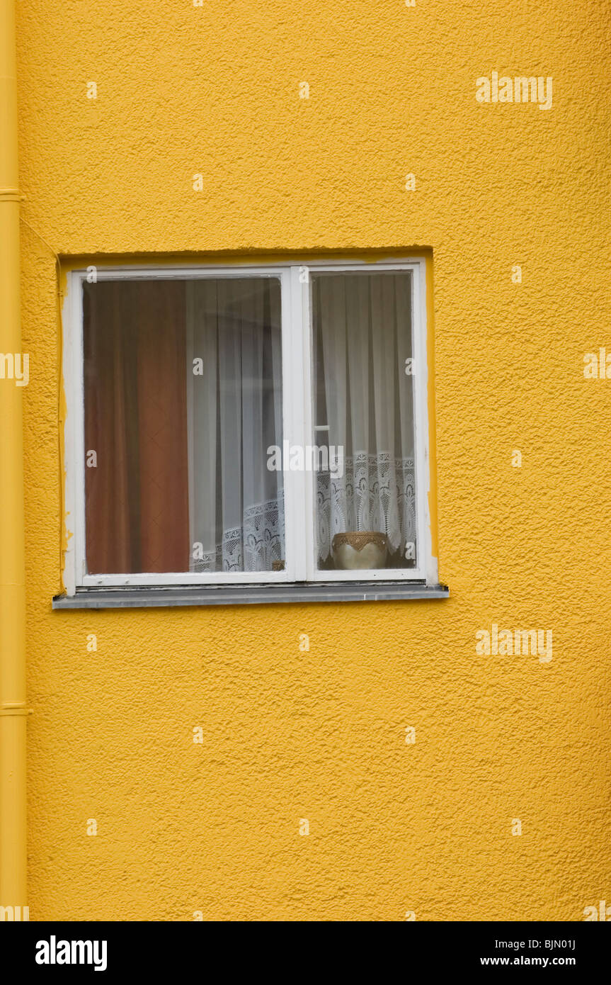 Berlín Alemania ventana en un edificio amarillo Foto de stock