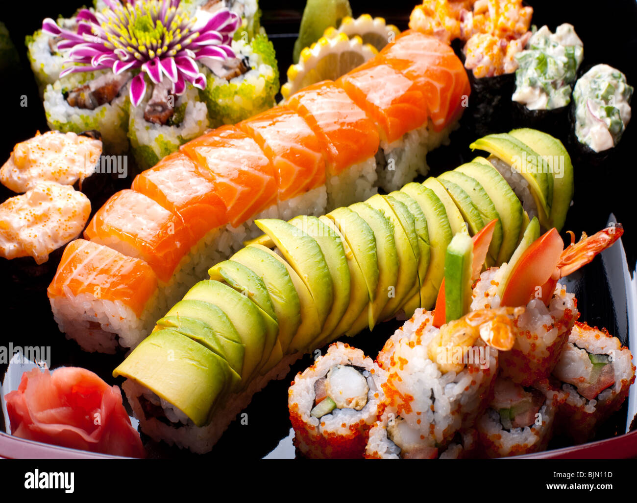 Rollos de sushi japonés. Vista desde arriba. Foto de stock