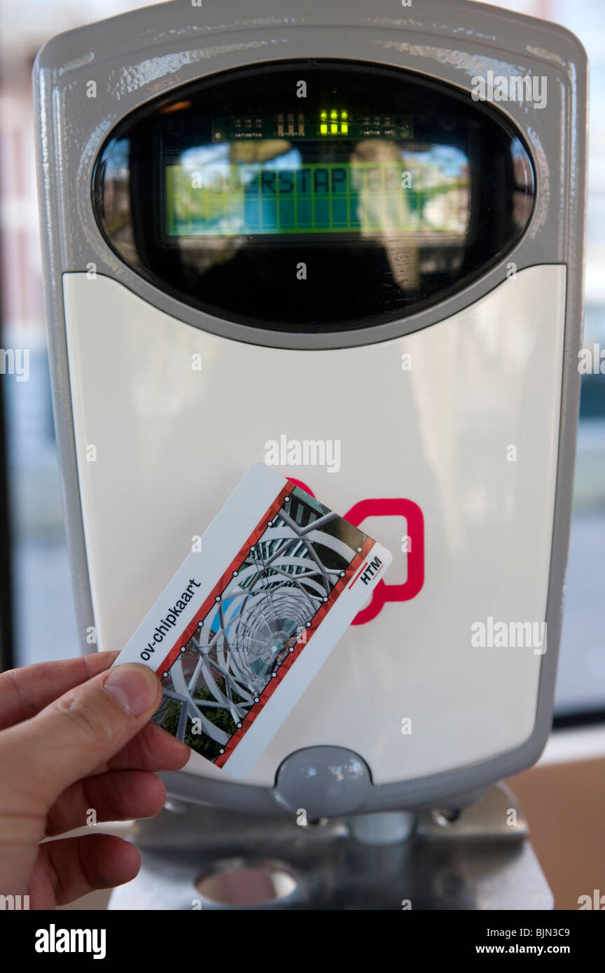 Contacto nuevo billete Chipkaart menos electrónica y máquina de billetes de tranvía público en La Haya, Países Bajos Foto de stock