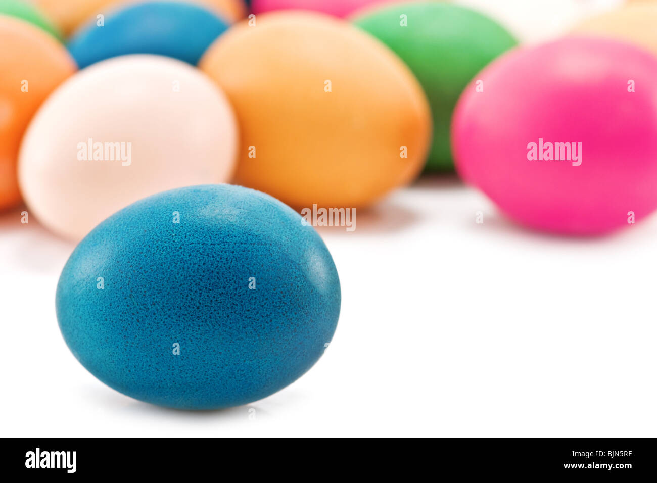 Los huevos de pascua colorido aislado en blanco Foto de stock