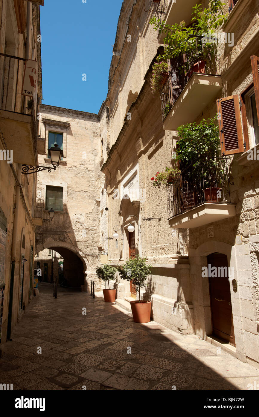 Estrecho steets medievales del casco antiguo de Bari, Puglia, Italia Foto de stock