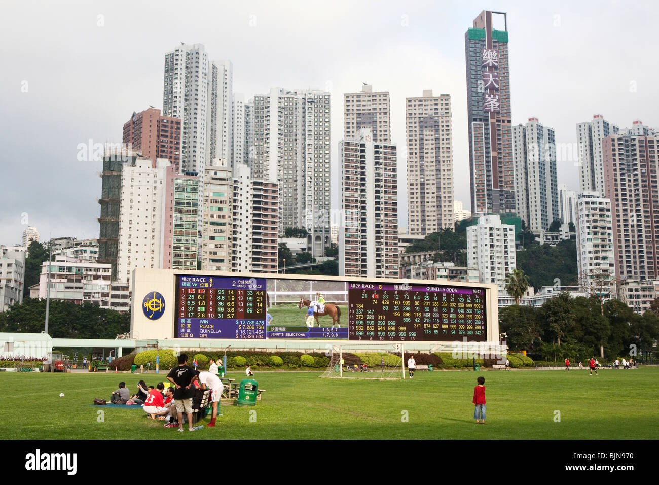 Edificios altos de Happy Valley, levantándose detrás del curso de Carreras Happy Valley, Hong Kong Foto de stock