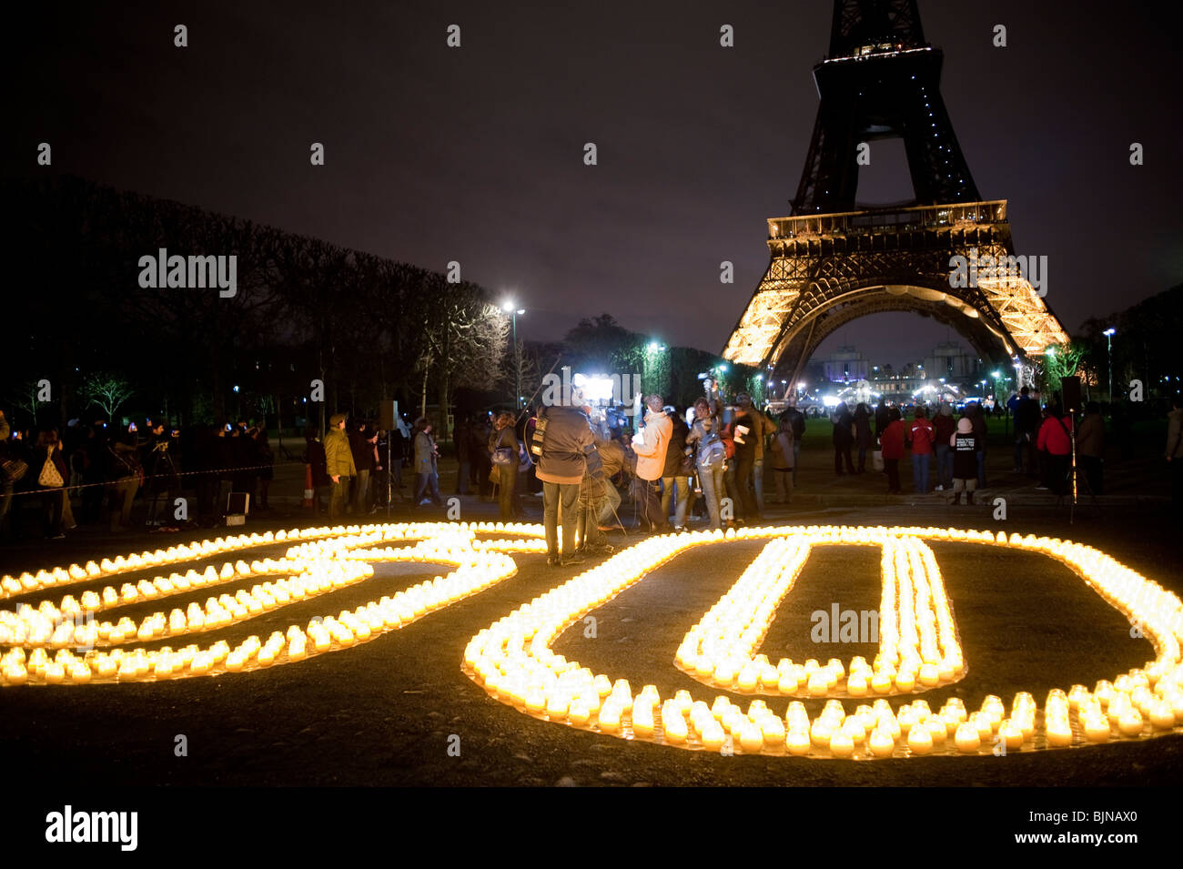 París, Francia, la multitud celebra la Hora Internacional del Planeta, la Torre  Eiffel, la Noche, sin luces, las velas en tierra Fotografía de stock - Alamy