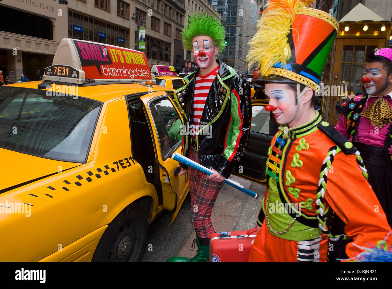 Los payasos del circo Ringling Bros. Barnum & Bailey Circus taxi salen