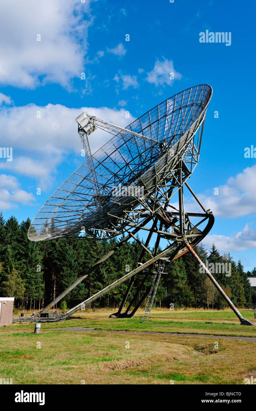 Antena parabolica fotografías e imágenes de alta resolución - Alamy