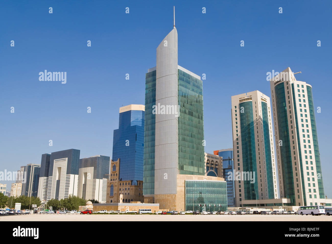 Fotografía de los rascacielos y edificios de oficinas del distrito financiero de Doha, Qatar Skyline Foto de stock