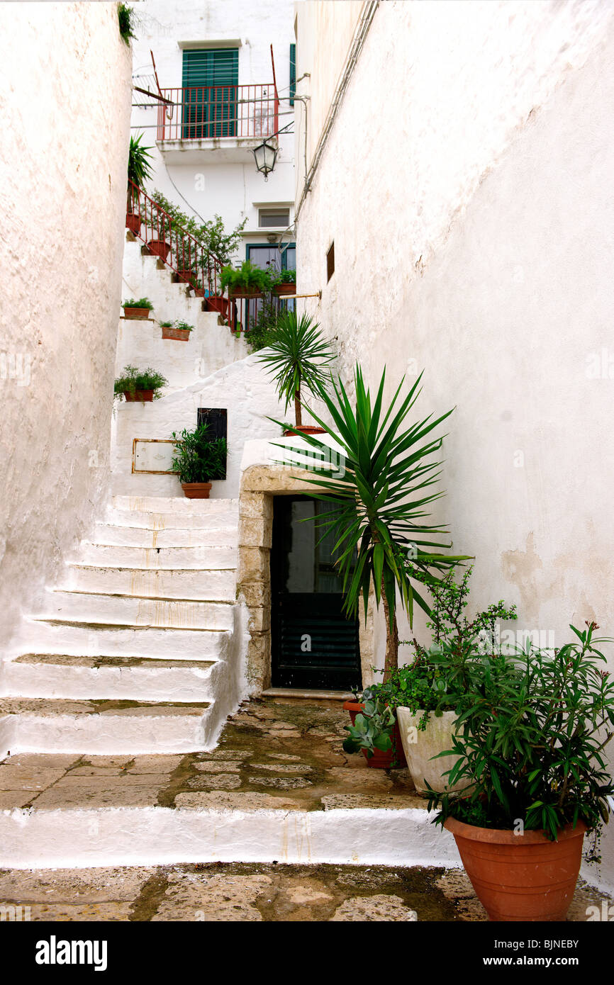 Los callejones y callejuelas de la ciudad blanca de Ostuni, Puglia, Italia del Sur. Foto de stock