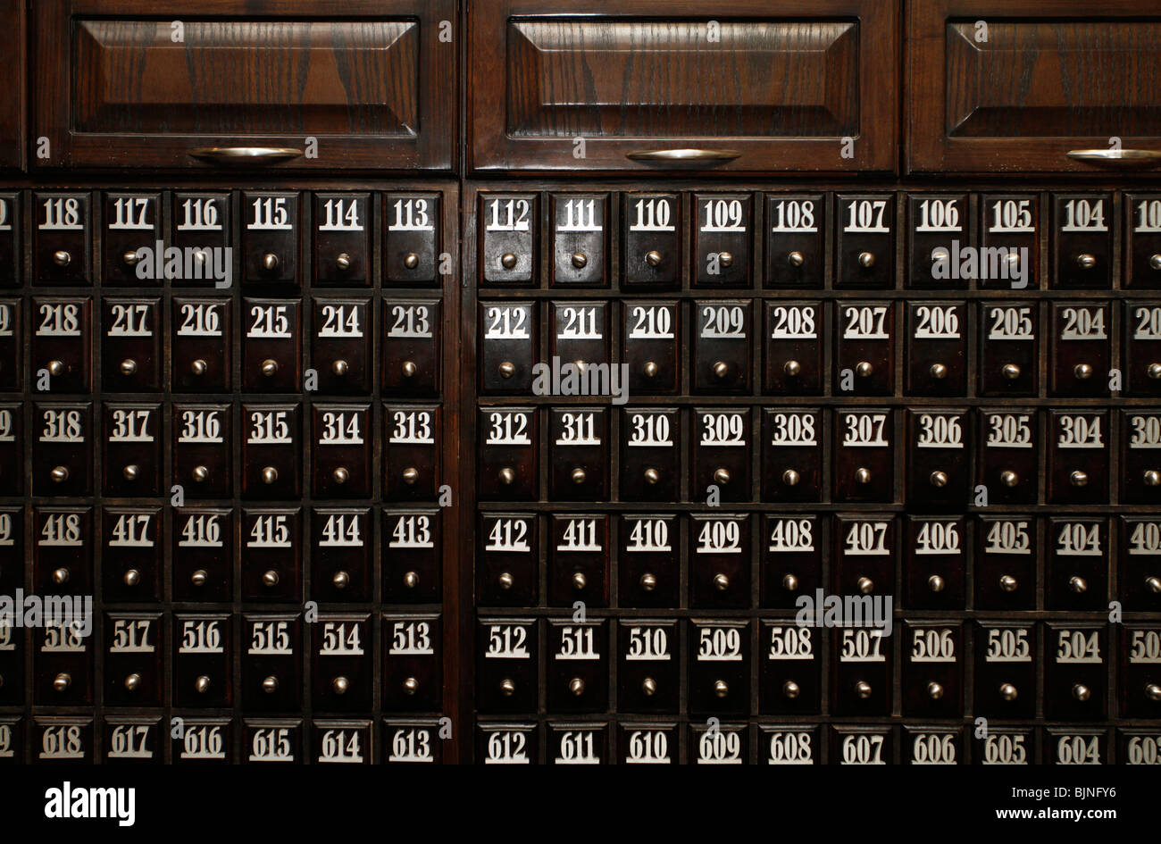 Pequeños cajones para las llaves de la habitación en un Hotel en Siria  Fotografía de stock - Alamy