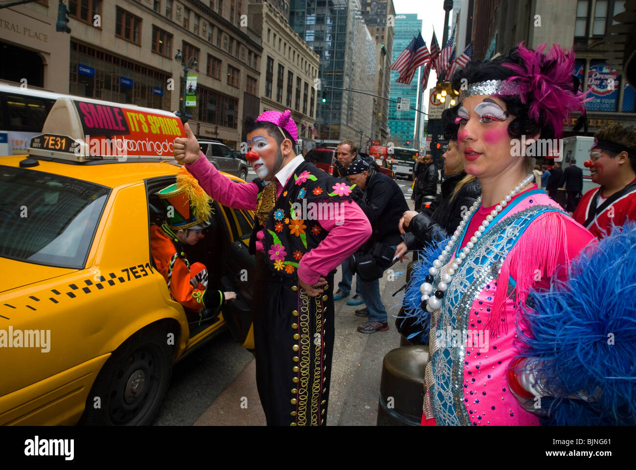 Los payasos del circo Ringling Bros. Barnum & Bailey Circus taxi salen