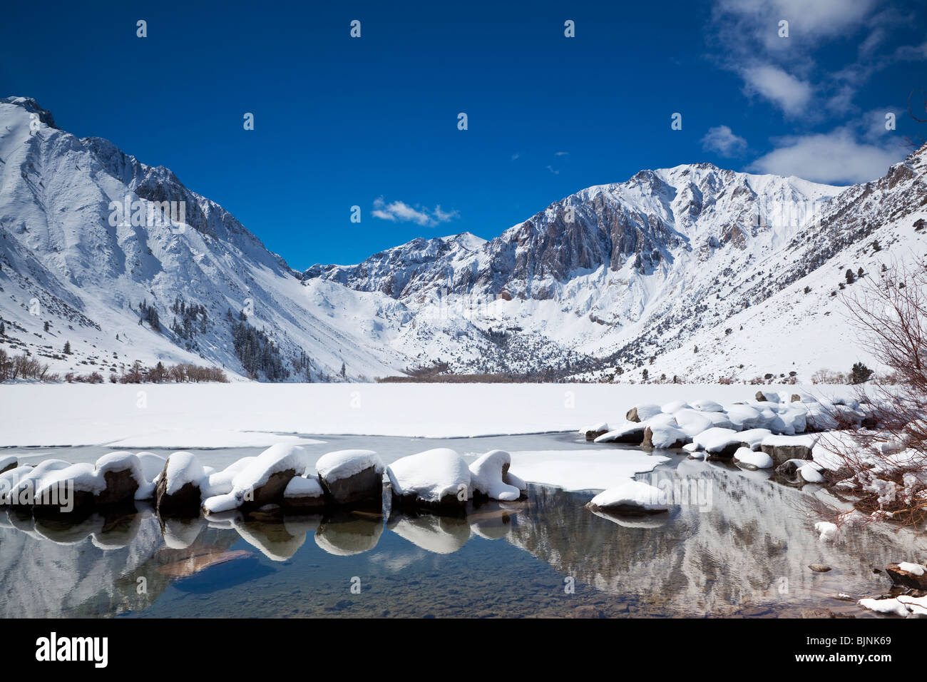 Vista invernal de condenar el lago en la parte oriental de Sierra Nevada, California Foto de stock