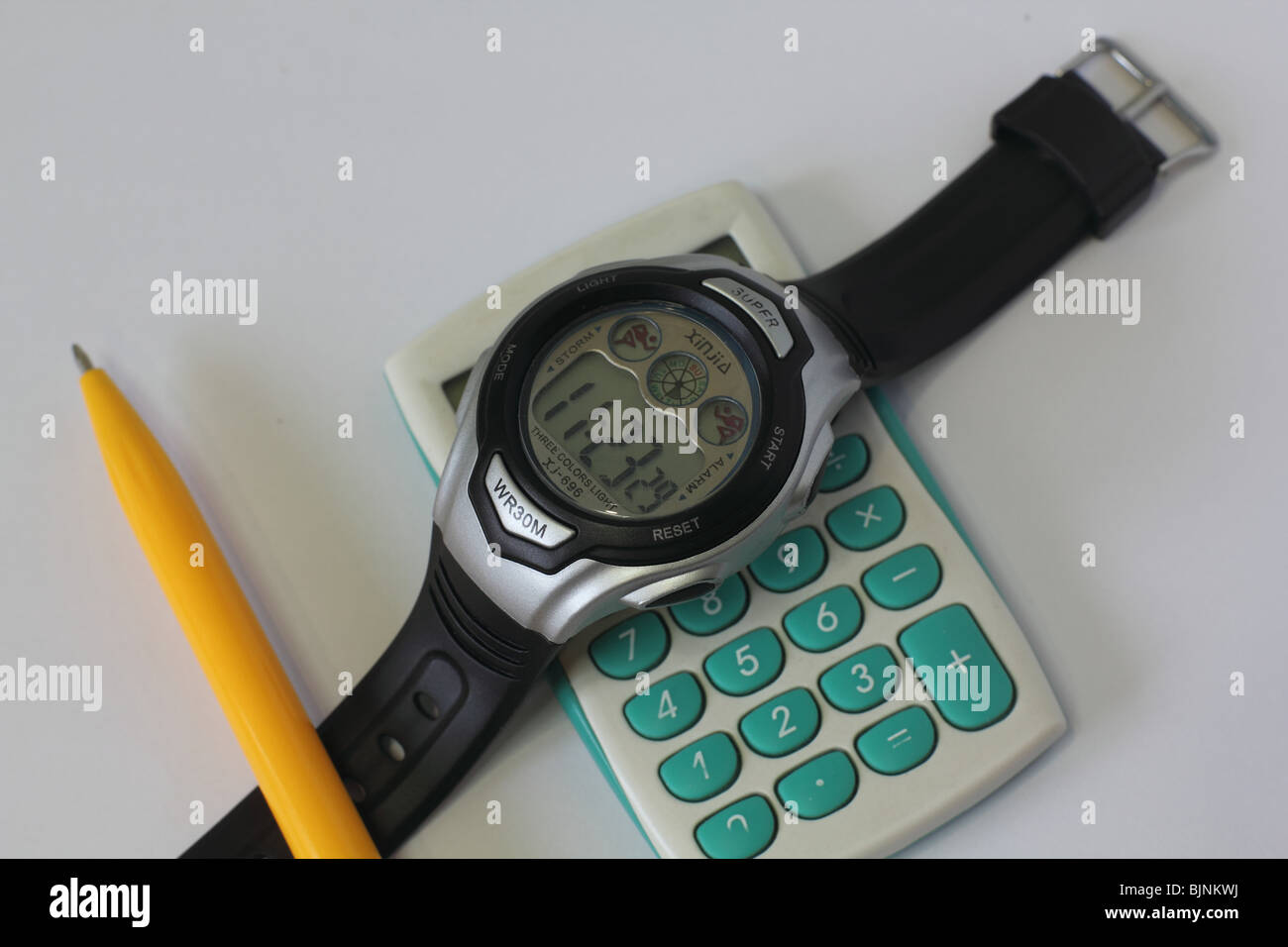 Asia plástico barato reloj digital con calculadora y lápiz Fotografía de  stock - Alamy