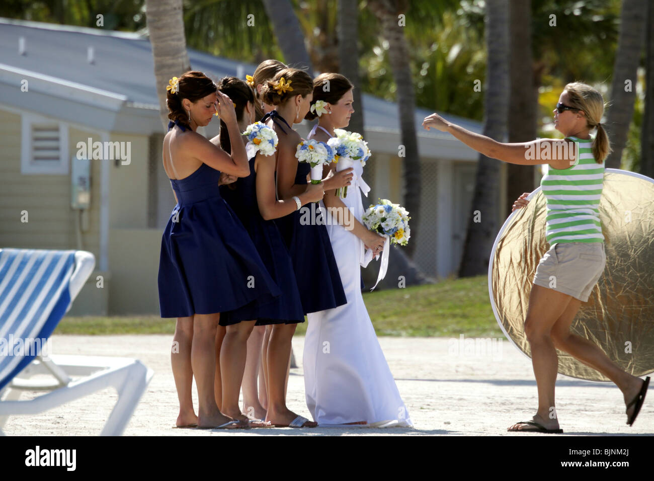 La del Ayudante de fotógrafos novia damas de honor y prepárese para fotos bodas en la playa en los Cayos de la Florida en Islamorada Fotografía de stock -