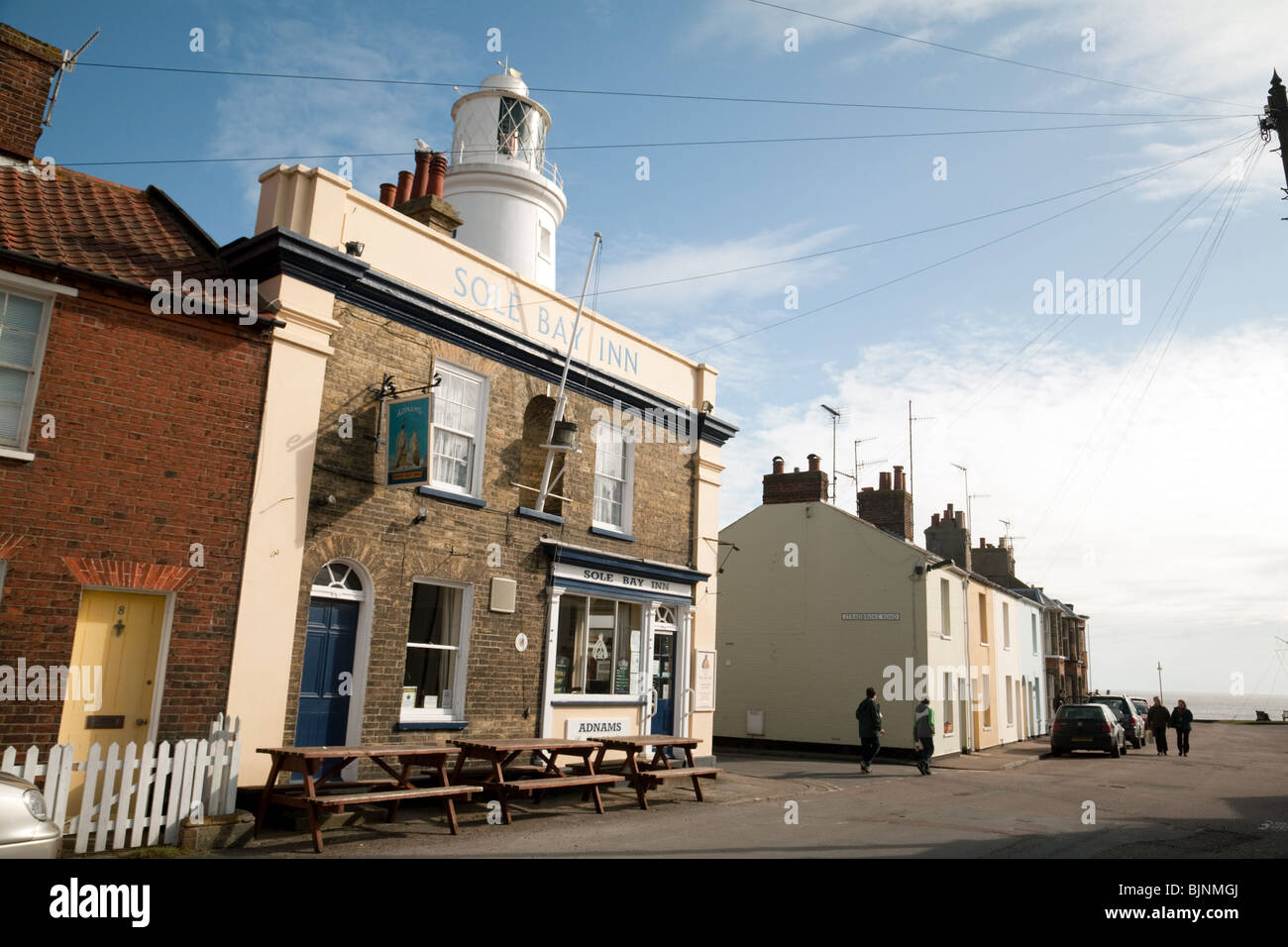 Escena callejera incluida la única Bay Inn y faro, Southwold, Suffolk, Reino Unido Foto de stock