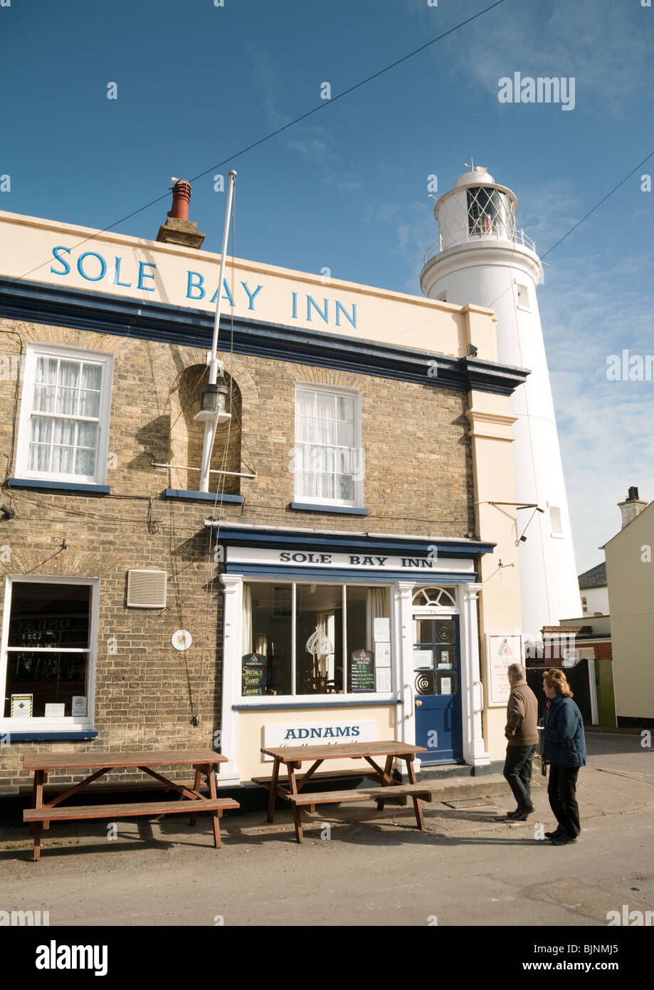 Las personas que se acercan a la Única Bay Inn, Southwold, Suffolk, Reino Unido Foto de stock