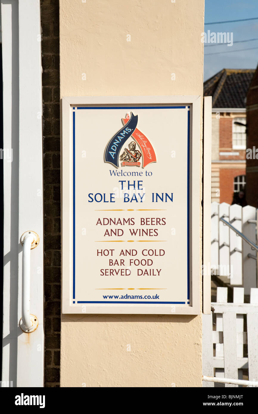 Firmar con el único Bay Inn, Southwold, Suffolk, Reino Unido Foto de stock