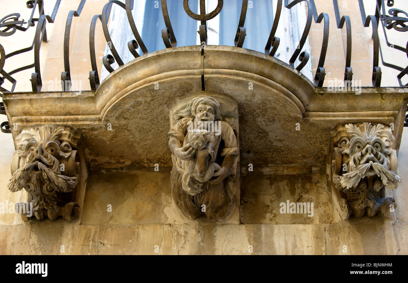 El Palazzo Cosentini barroco balcón canecillos esculpidos, Ragusa Ibla, Sicilia Foto de stock