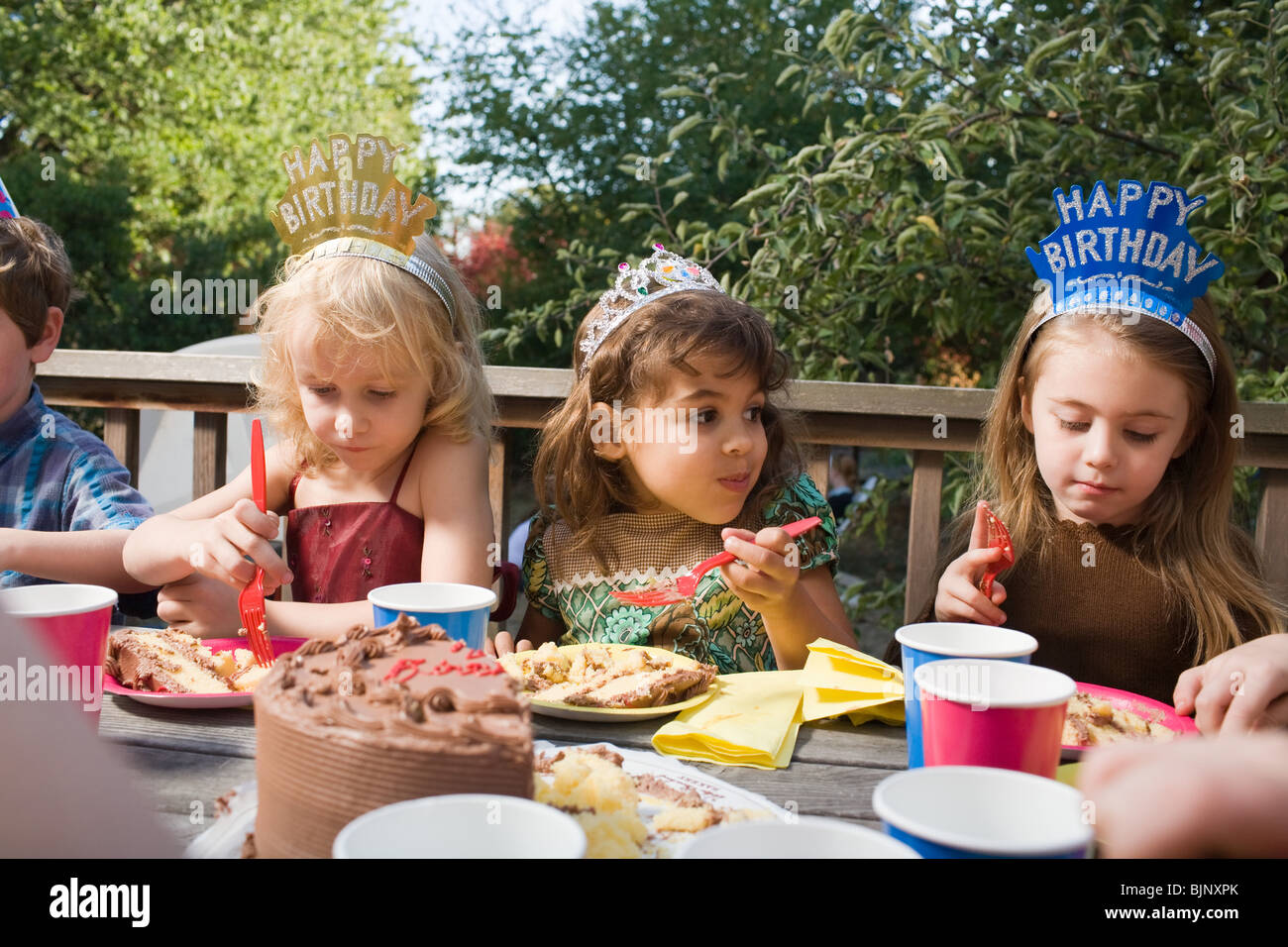Los niños comiendo pastel de cumpleaños Fotografía de stock - Alamy