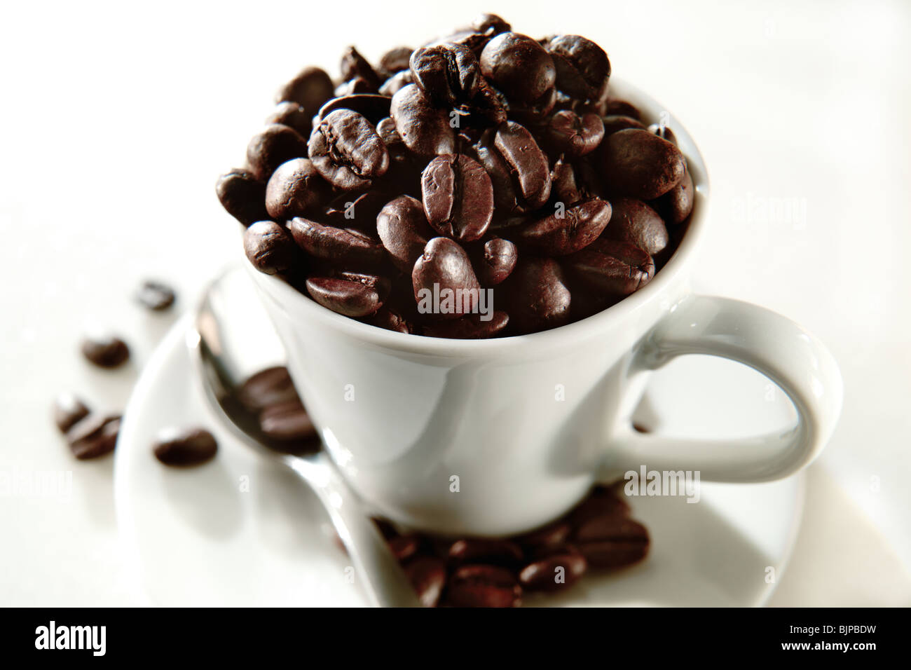 Granos de café en una taza de café. Beba fotos. Foto de stock
