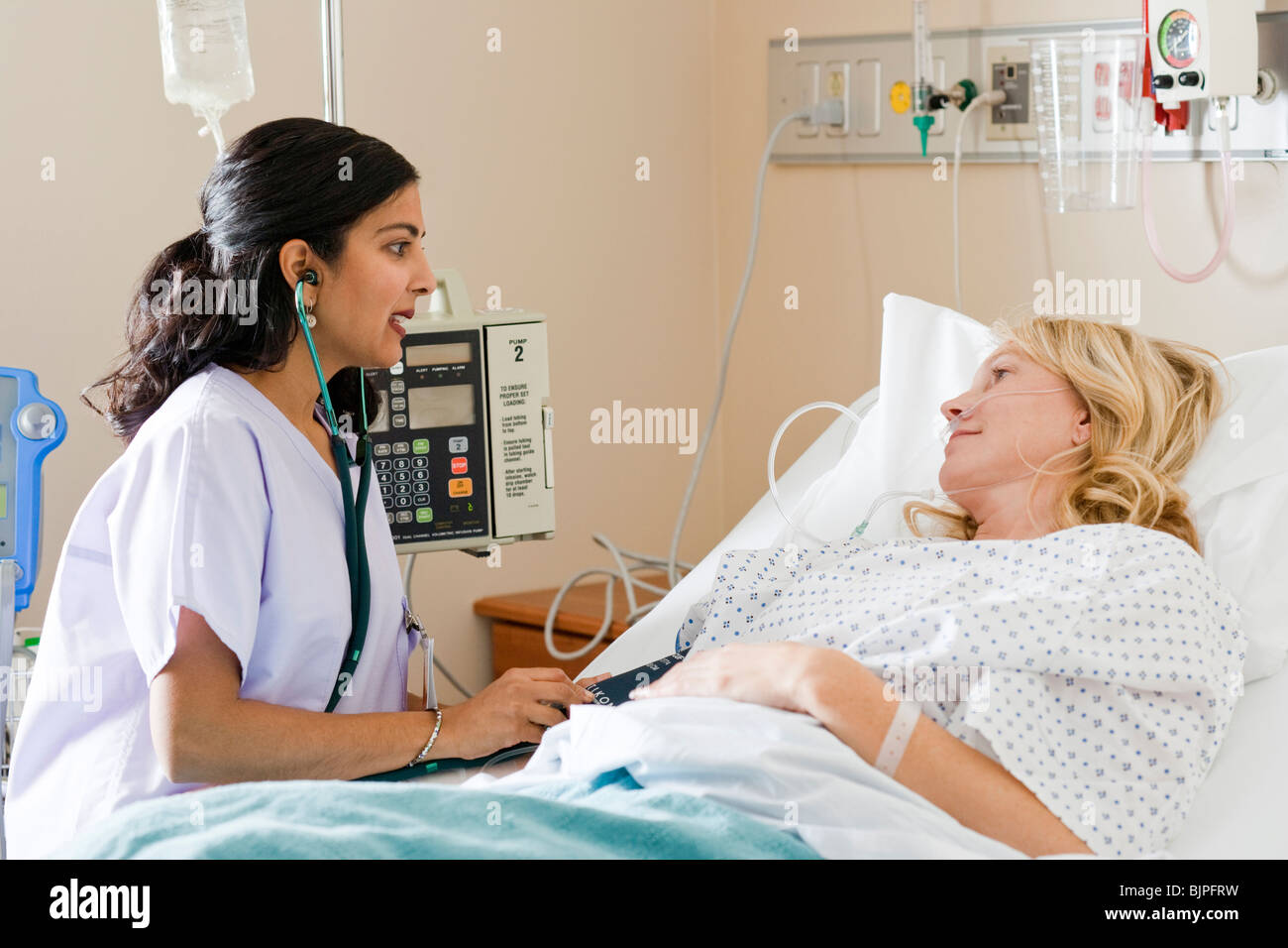Mujer en hospital fotografías e imágenes de alta resolución Alamy