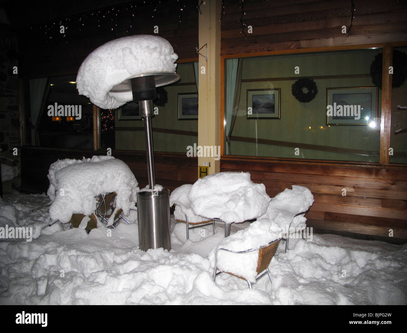 Calentador de Patio con mesa y sillas bajo la nieve pesada Fotografía de  stock - Alamy