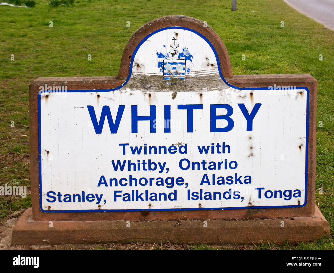 Un signo de Whitby en Yorkshire del Norte con un listado de sus cuatro ciudades gemelas Foto de stock