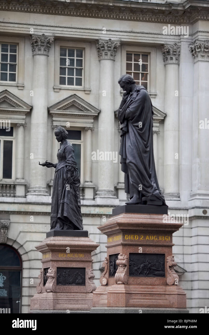 Estatuas de Florence Nightingale y Sidney Herbert figuras claves en la guerra de Crimea, situado en Lower Regent St en Londres Foto de stock