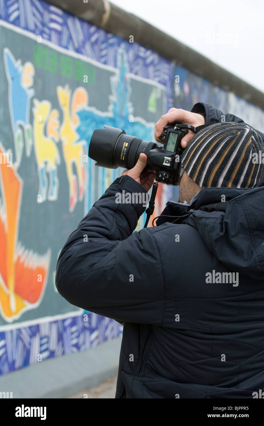 Fotógrafo tomar fotos de la East Side Gallery del muro de Berlín ALEMANIA Foto de stock