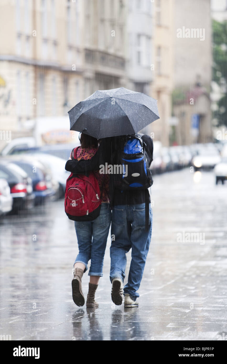 Pareja con paraguas en lluvia Fotografía de stock - Alamy