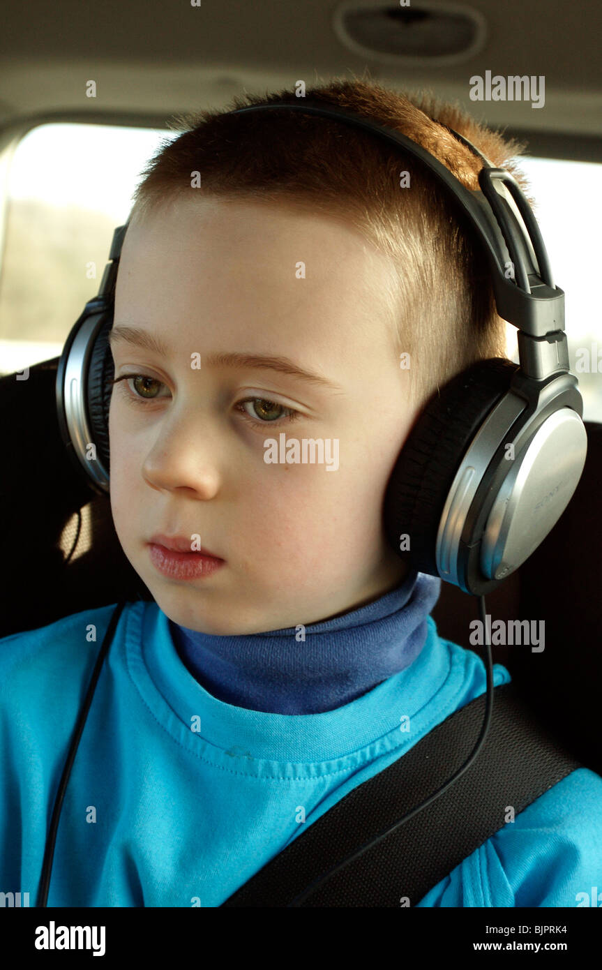 Boy watching portable dvd player fotografías e imágenes de alta resolución  - Alamy