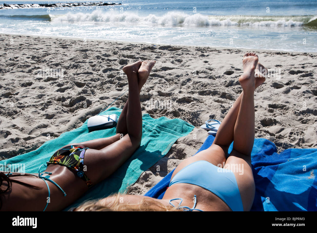 Mujeres tomando sol de espalda fotografías e imágenes de alta resolución -  Página 2 - Alamy