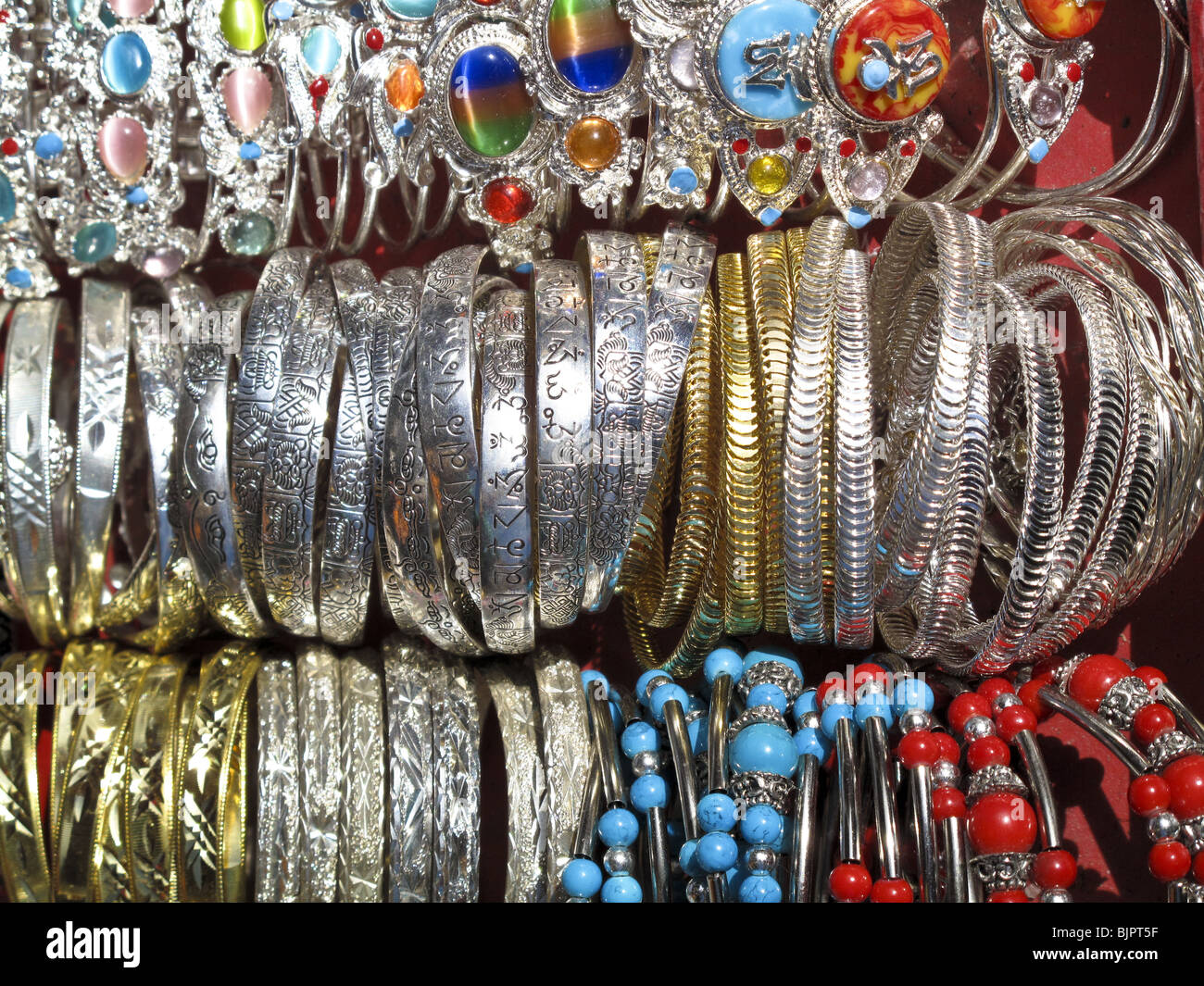 Cerca de pulseras para vender en la plaza del mercado de Barkhor en Lhasa,  Tibet Fotografía de stock - Alamy