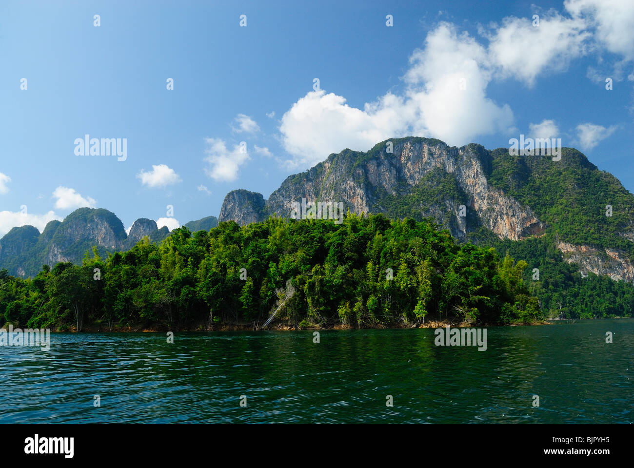 Lan Cheow lago en el Parque Nacional de Khao Sok, Tailandia, el sudeste de Asia Foto de stock