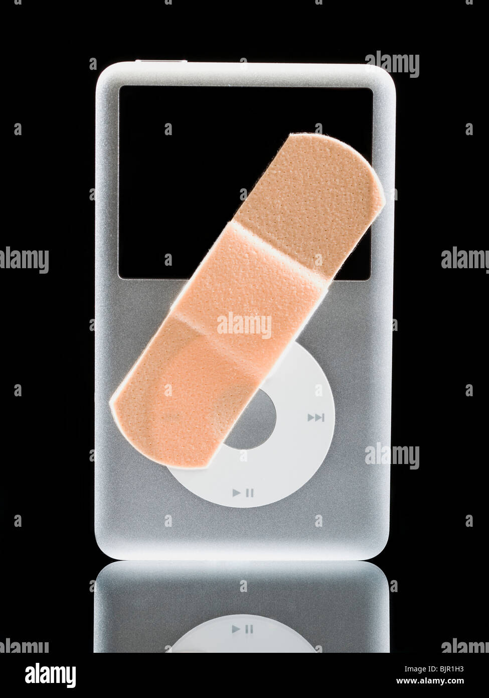 Band-aid en un ipod. Foto de stock