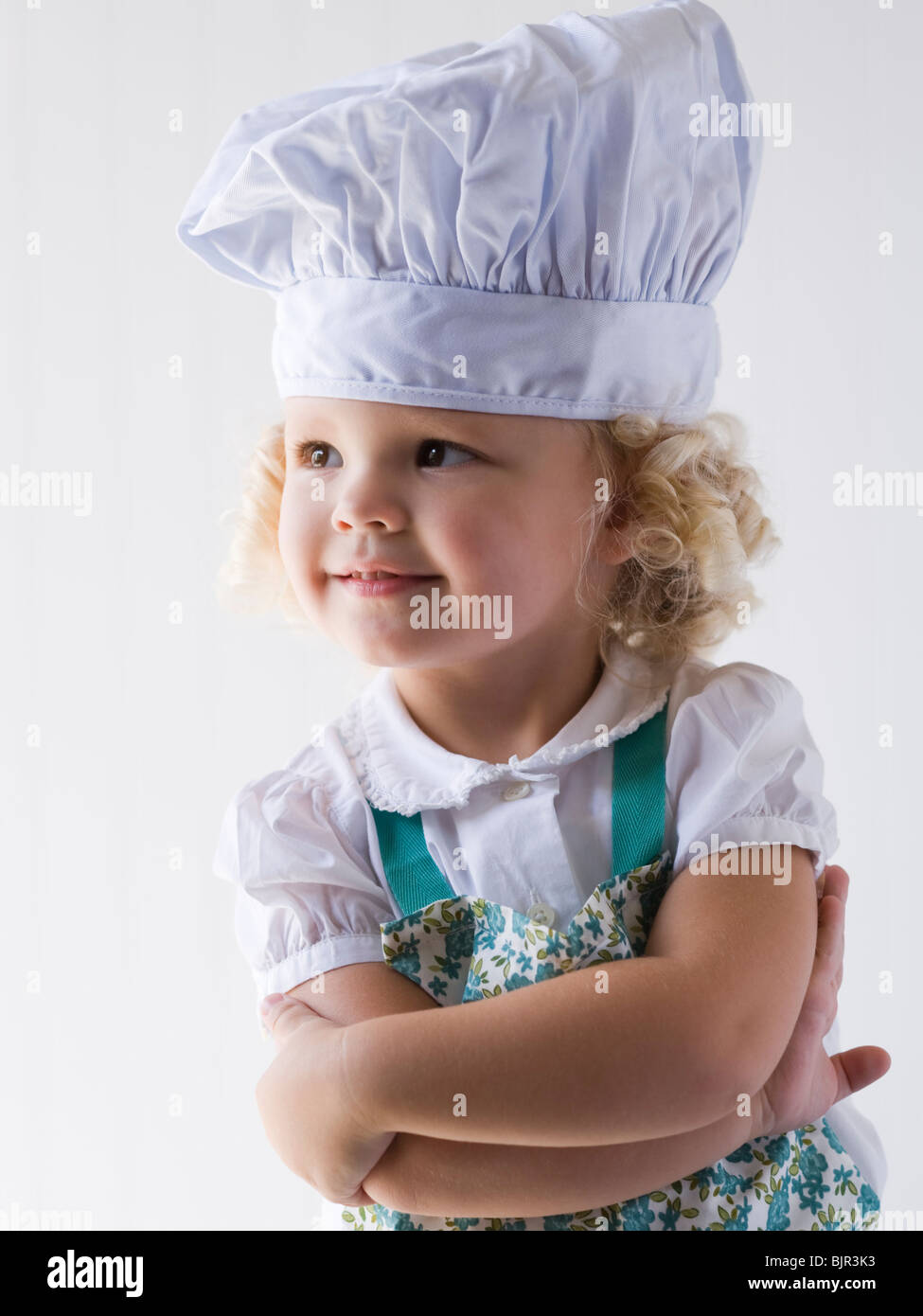 Niña con un gorro de cocinero Fotografía de stock - Alamy