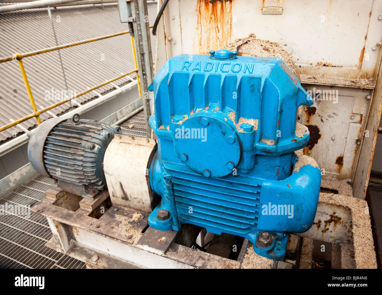 Caja de engranajes del motor eléctrico en la maquinaria de una fábrica en el REINO UNIDO Foto de stock