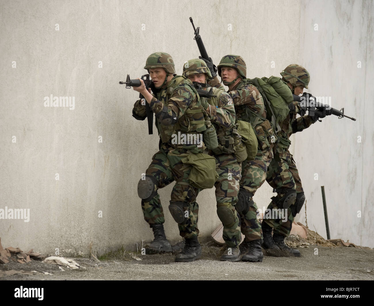 Los soldados apuntando armas Foto de stock