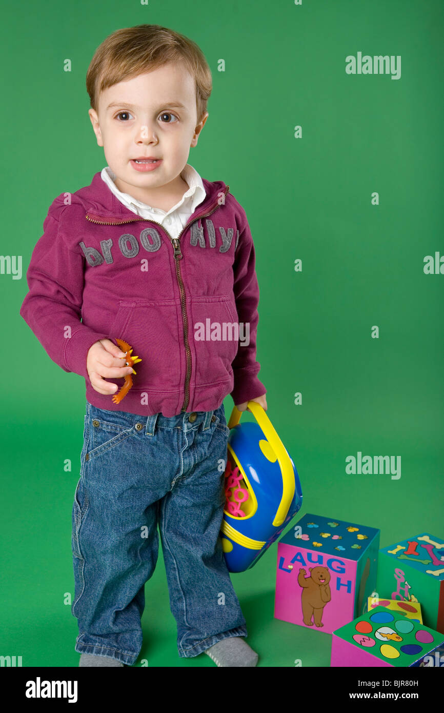 Niña de 2 años jugar con juguetes Fotografía de stock - Alamy