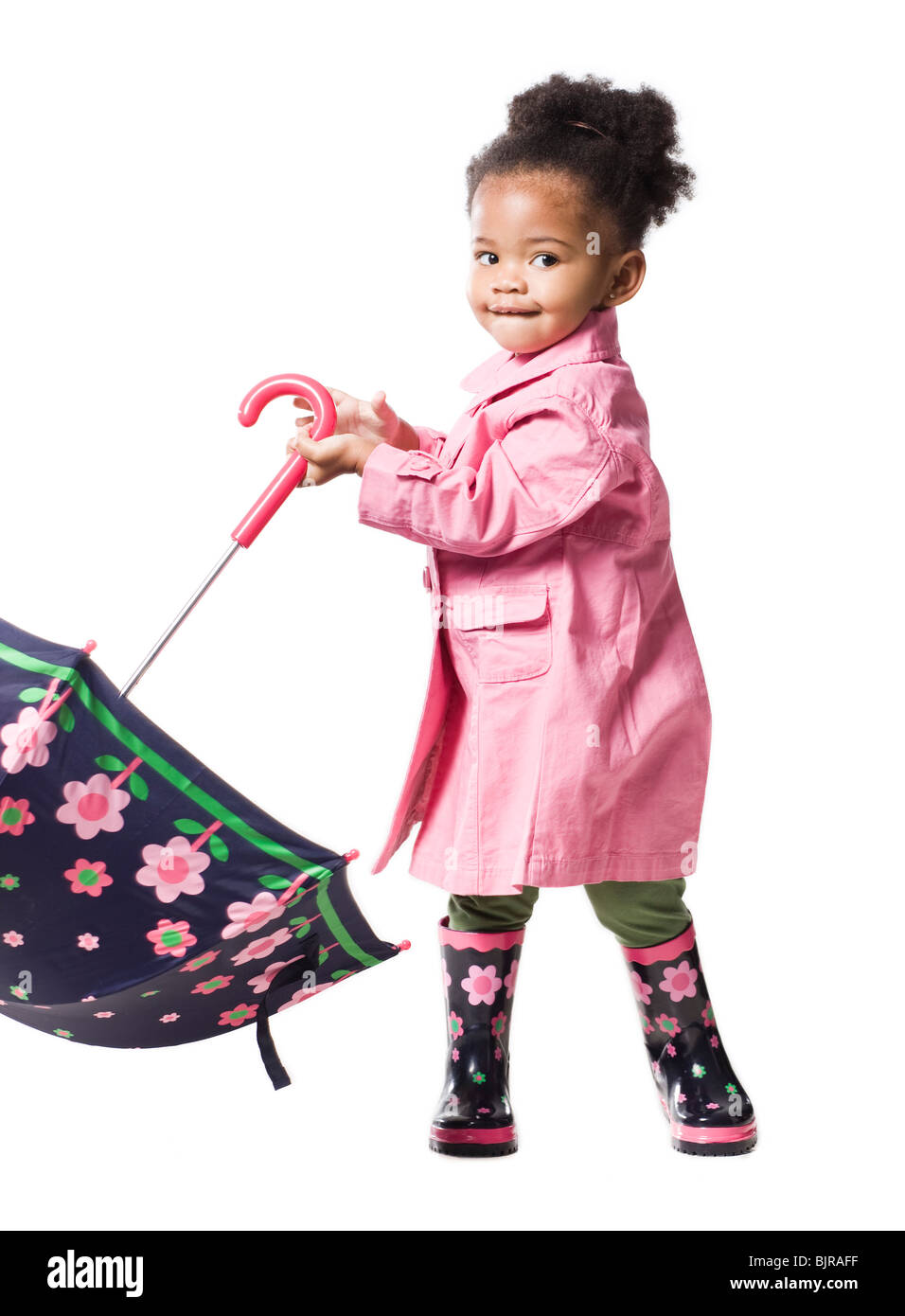 Retrato de estudio de niña (18-23 meses) sosteniendo paraguas Foto de stock