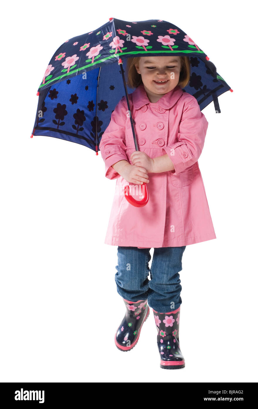 Retrato de estudio de niña (2-3 años) la celebración paraguas por encima de la Fotografía stock -