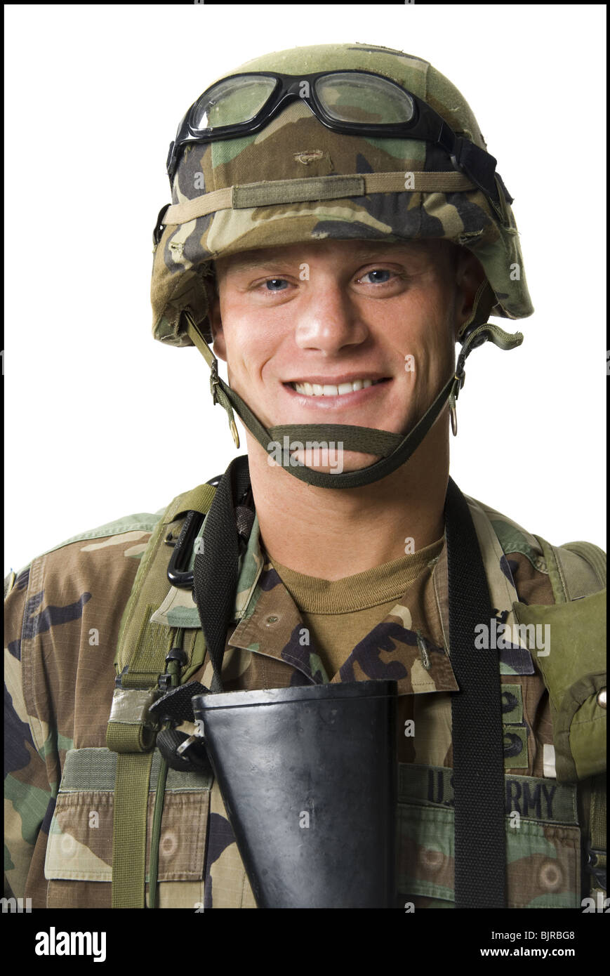 Soldado posando con arma Foto de stock