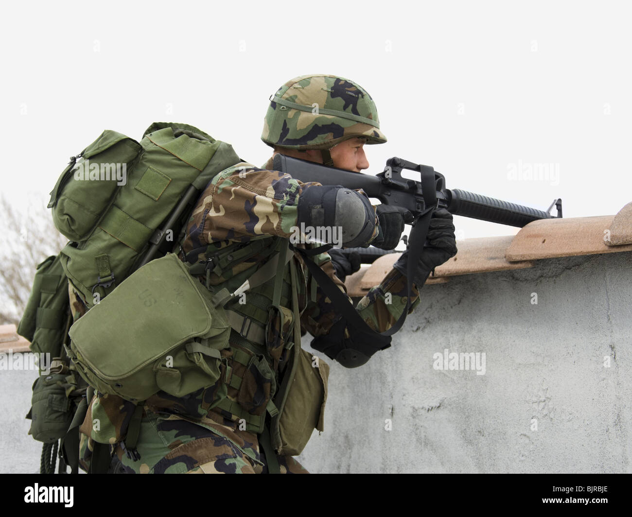 Soldado apuntando arma Foto de stock