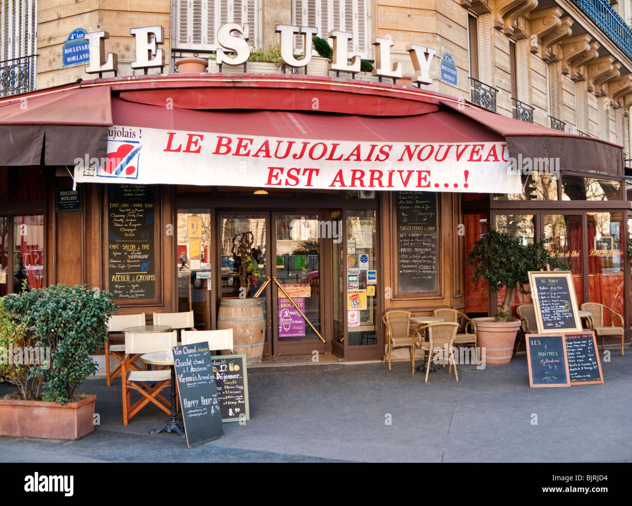 Restaurante con bandera orgullosamente anunciando la llegada del Beaujolais Nouveau en París, Francia, Europa Foto de stock