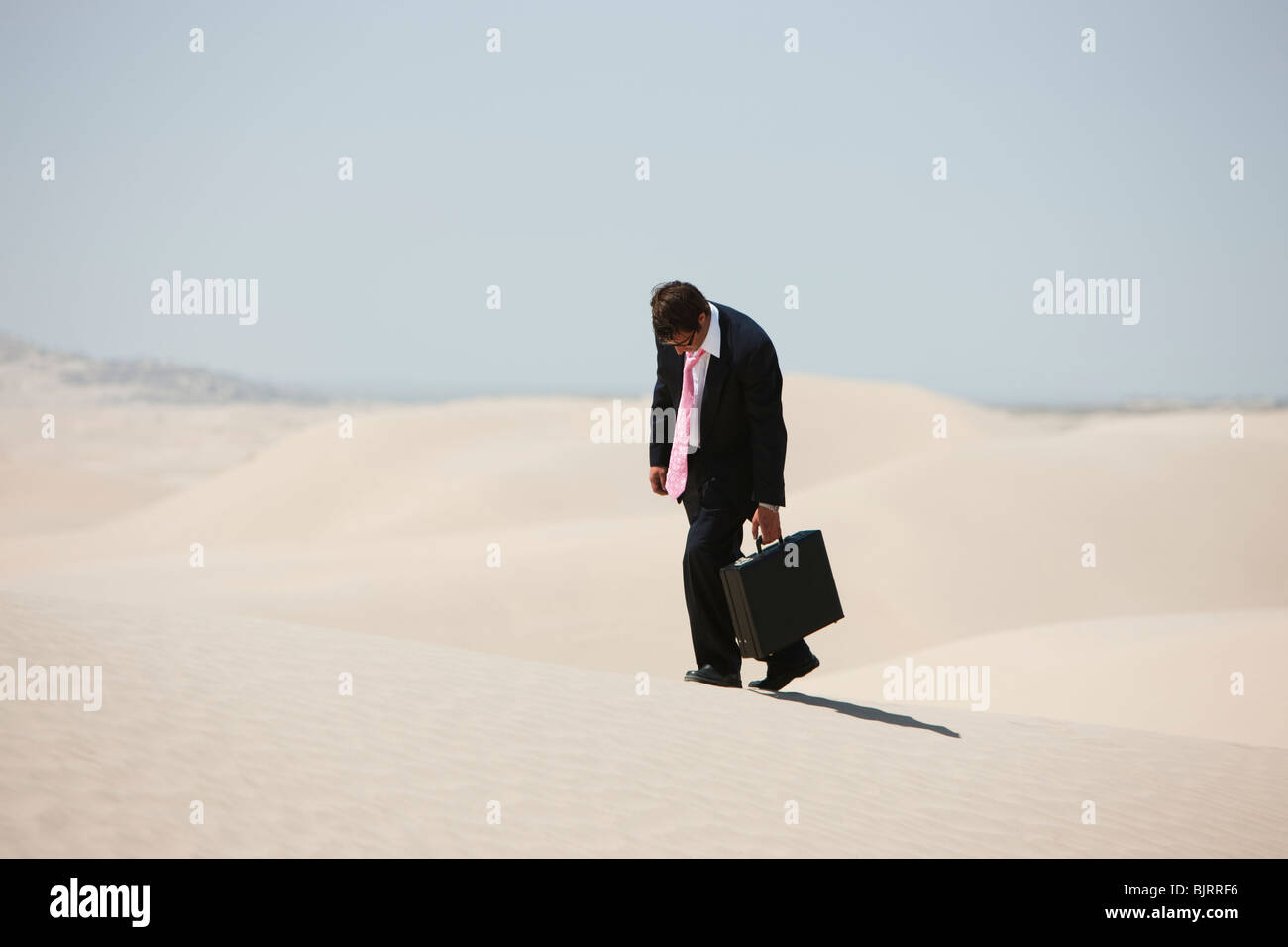 Estados Unidos, Utah, Little Sahara, adulto medio empresario caminando en el desierto Foto de stock