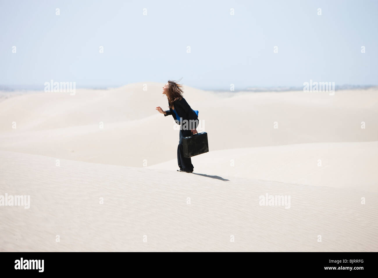 Estados Unidos, Utah, pequeño Sáhara, joven empresaria parado en el desierto Foto de stock