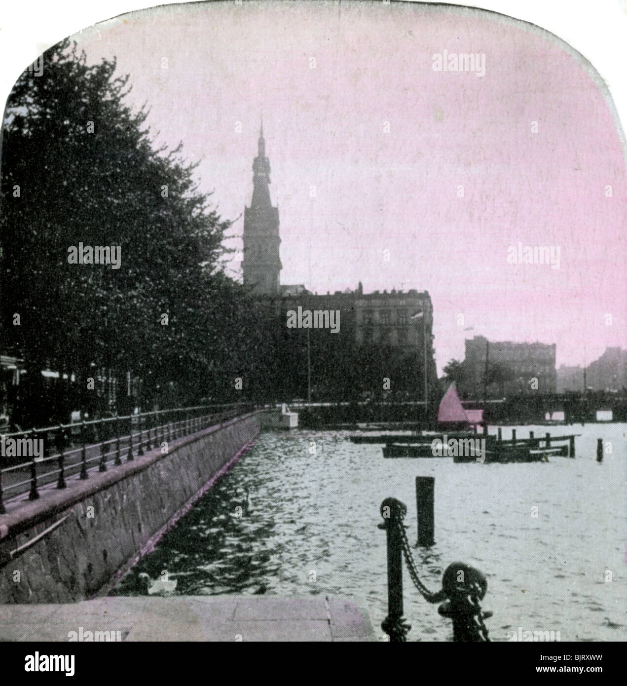 El Ayuntamiento y el Alster, en Hamburgo, Alemania, a finales del siglo XIX. Artista: Desconocido Foto de stock