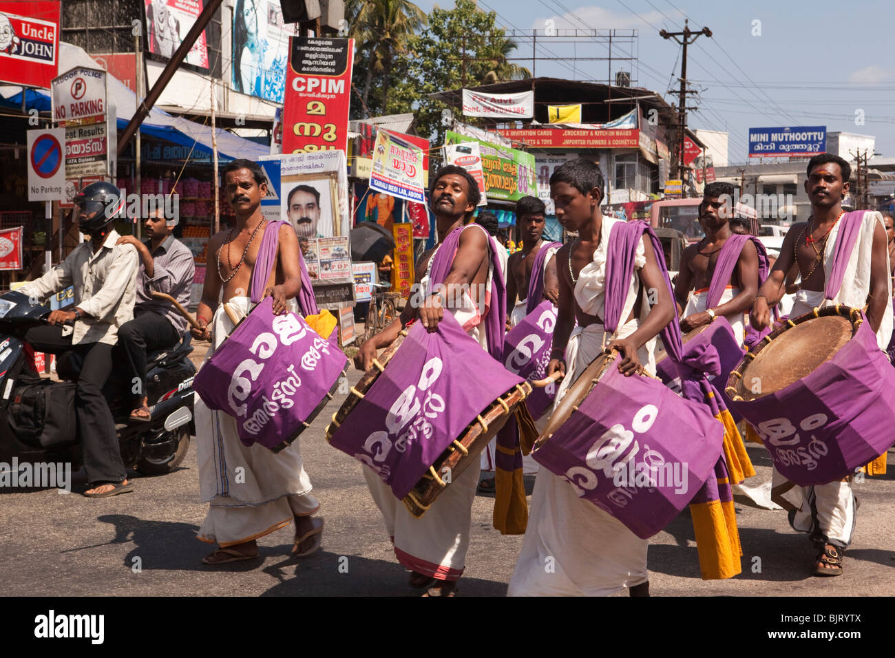 India, Kerala, Adoor, percusionistas partida demostración por Christian Welfare Association para influir en la comisión local Foto de stock