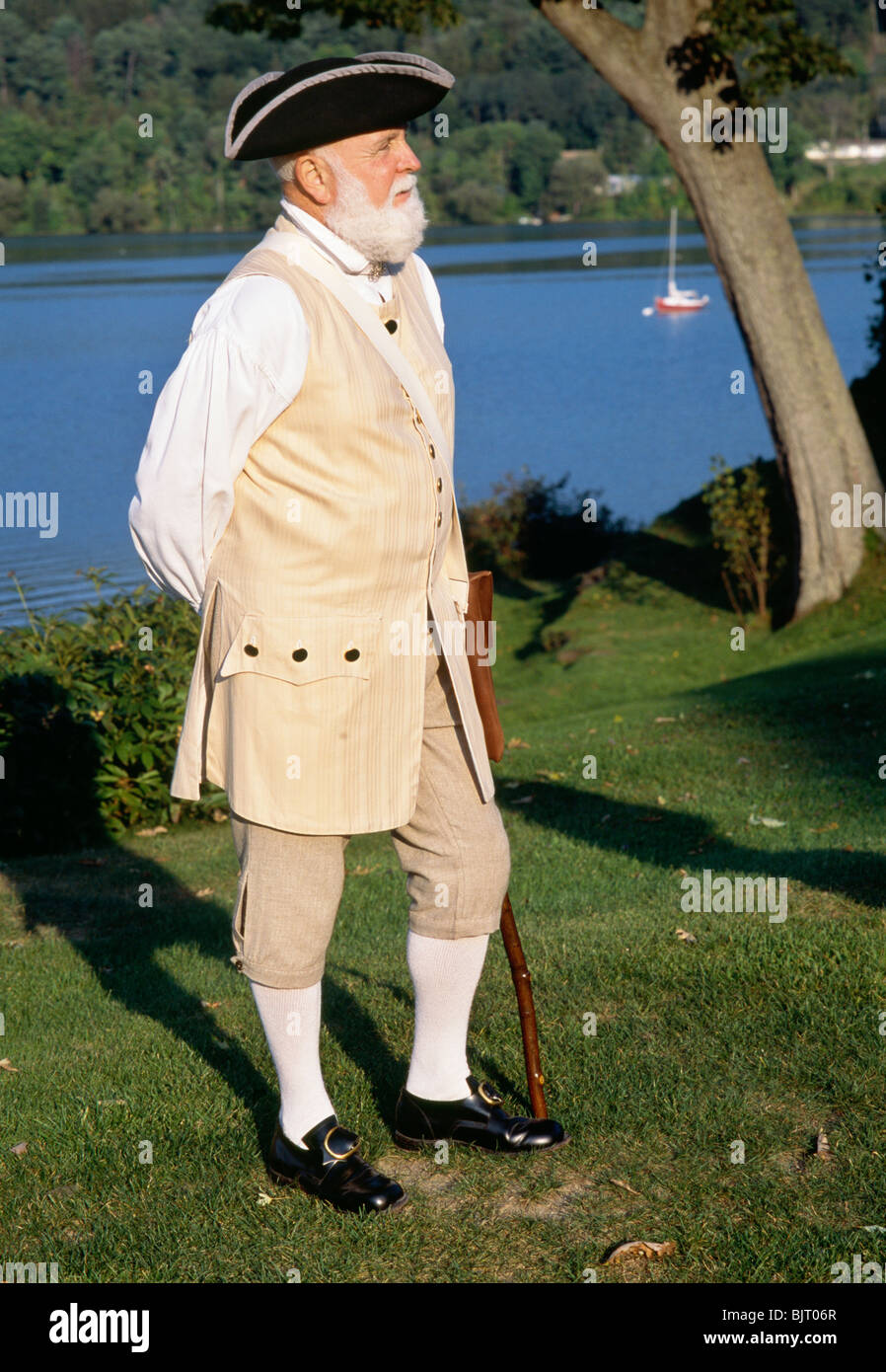 El hombre vestido con trajes de época colonial de stock - Alamy